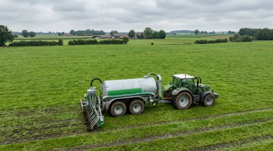 Modernes Güllefass mit Schleppschuhtechnik bei der bodennahen Ausbringung auf deutschem Grünland zur Einhaltung der Düngeverordnung