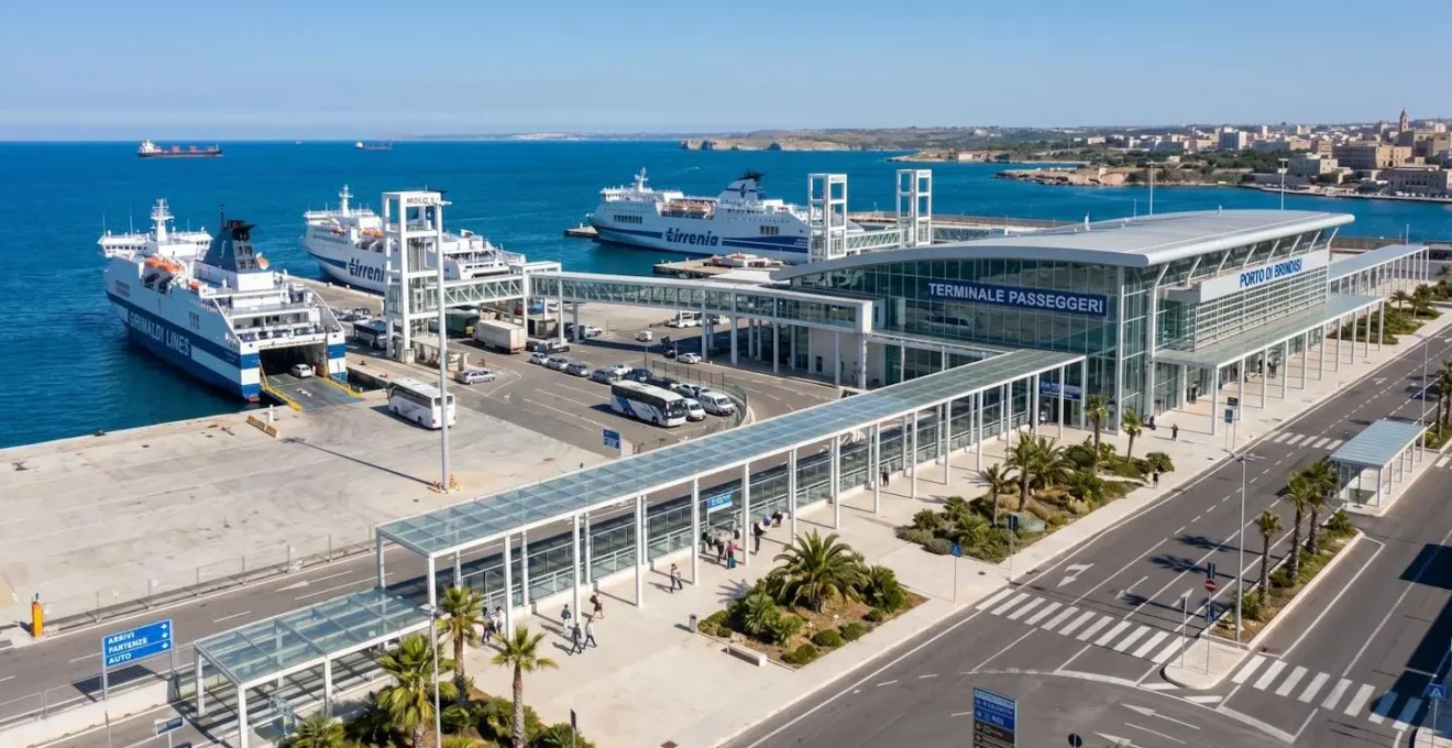 Moderner Fährhafen in Italien mit überdachtem Terminal, Anlegestellen und Blick aufs Mittelmeer bei Tageslicht
