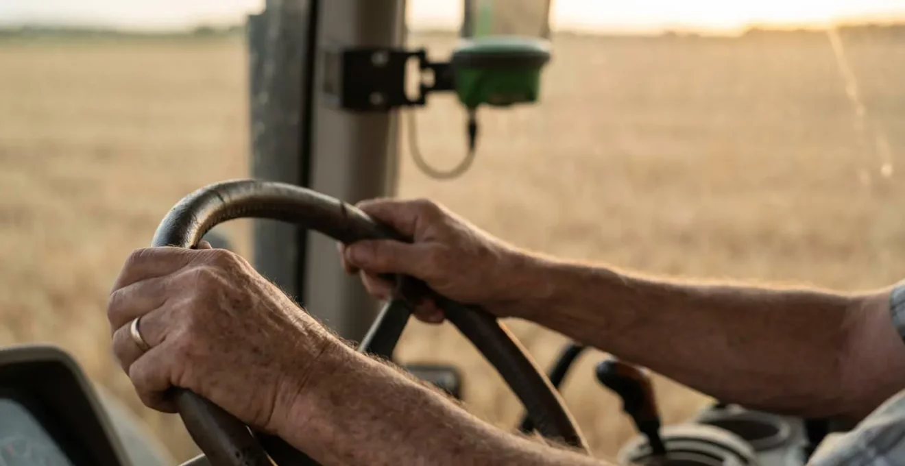 N-Sensor auf Traktor für präzise Stickstoff-Spätdüngung in deutschem Weizenbestand
